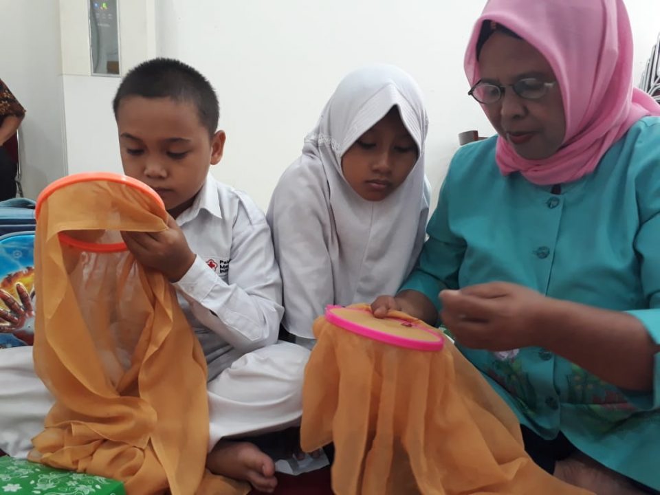 Membina Siswa SD Untuk Melestarikan Budaya Sulam Karawo